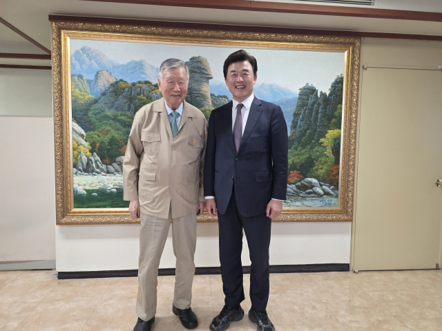 윤영석 국회의원이 지난달 이중근 부영그룹 회장과 만나 물금고 기숙사와 실내 연습장 건립 사업을 논의한 뒤 기념사진을 찍고 있다. 윤영석 국회의원실 제공