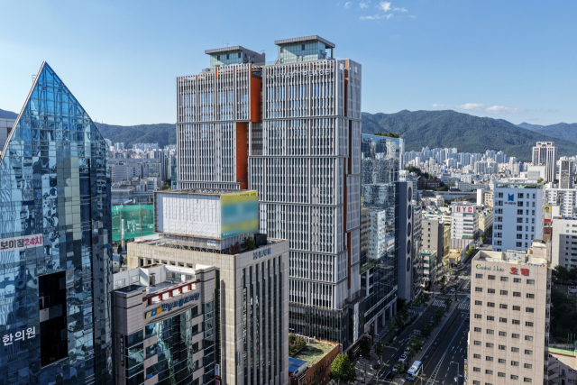 부산지역 외국인 관광객 증가로 호텔 매출도 상승세를 보이고 있다. 5일 부산 연제구 연산동 하얏트 플레이스 호텔 전경. 이원준 기자 lwj@
