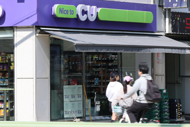 편의점 업계가 양적 성장보다 내실화를 추진하고 있지만 최근 점포당 매출액 증가세가 다시 둔화하고 있다. 5일 산업통상부 주요 유통업체 매출 동향 자료를 보면, 지난 8월 기준 편의점 점포당 매출액 증가율은 1.5%로 지난해 6월(0.6%) 이후 14개월 만에 최저를 기록했다. 사진은 이날 서울 시내 편의점 모습. 연합뉴스