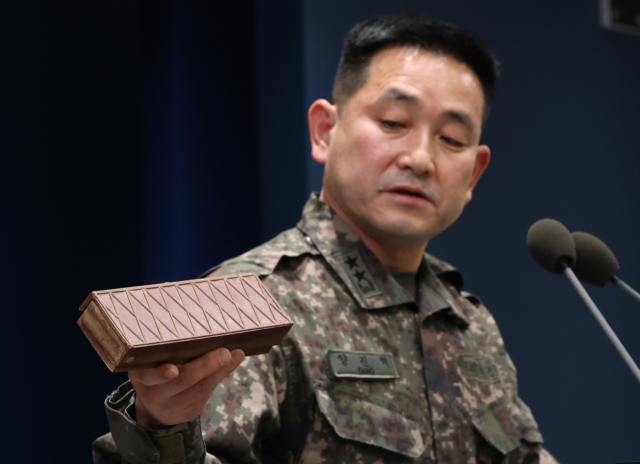 양진혁 합동참모본부 작전부장이 5일 서울 용산구 국방부에서 열린 비무장지대(DMZ) 지뢰 폭발 관련 합동 현장조사 TF 최종 조사 결과 발표 브리핑에서 이전에 수거했던 수지 반보병지뢰를 들어보이고 있다. 연합뉴스
