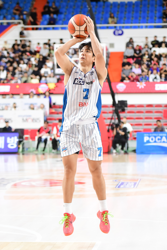 부산 KCC의 허훈이 5일 울산에서 열린 현대모비스전에서 슛을 던지고 있다. KBL 제공