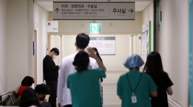 한 지역 국립대병원에서 이동하는 의료진과 대기하는 환자들. 연합뉴스