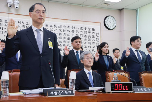 조희대 대법원장이 6일 국회 법제사법위원회에서 열린 대법원 등에 대한 국정감사에 출석한 가운데 피감기관장들이 선서하고 있다. 연합뉴스