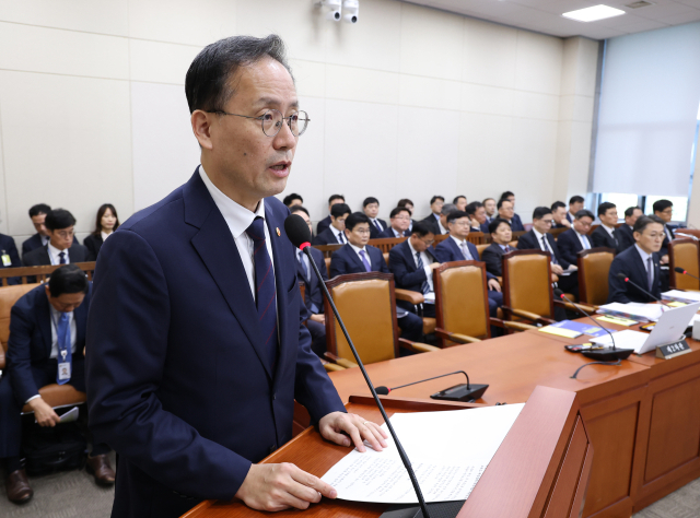 이형일 부총리 겸 재정경제부 장관이 6일 국회에서 열린 재정경제기획위원회 국정감사에서 업무 보고를 하고 있다. 연합뉴스