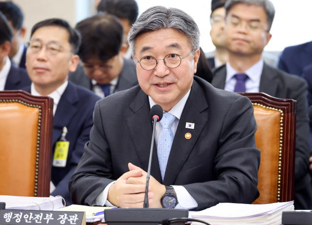 6일 국회에서 열린 행정안전위원회 국정감사에서 윤호중 행정안전부 장관이 의원들의 질의에 답변하고 있다. 연합뉴스