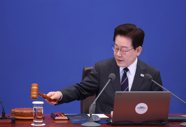 이재명 대통령이 6일 청와대에서 열린 국무회의에서 개회를 선언하고 있다. 연합뉴스