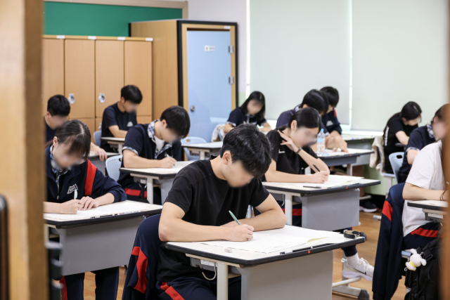 9월 수시 모집 원서 접수를 마감한 고3 수험생들에게 이번 2학기 중간고사는 자칫 집중력을 흐트리는 요소로 작용하기 쉽다. 수능모의평가를 진행 중인 학생들. 이원준 기자 lwj@