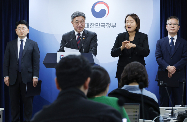 윤호중 행정안전부 장관이 7일 서울 종로구 정부서울청사에서 부산 금정구와 경기 동두천시, 경남 통영시 등 3곳을 인구감소지역으로 새로 편입한다는 내용의 인구감소지역 재지정 관련 브리핑을 하고 있다. 연합뉴스