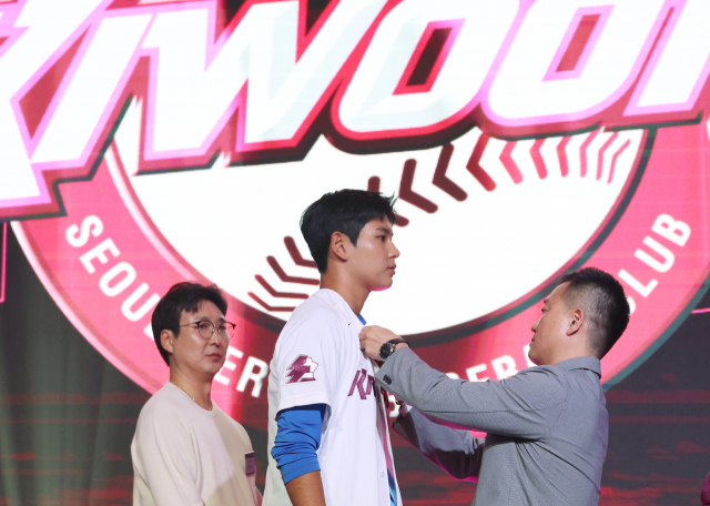 9월 21일 서울 롯데호텔 월드에서 열린 2027 KBO 신인 드래프트. 전체 1순위로 키움 히어로즈의 지명을 받은 부산고 하현승이 유니폼을 받아 입고 있다. 연합뉴스
