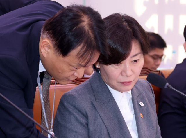 송미령 농림축산식품부 장관이 7일 국회에서 열린 농림축산식품해양수산위원회 국정감사에서 윤원습 농업정책관과 대화하고 있다. 농식품부 제공