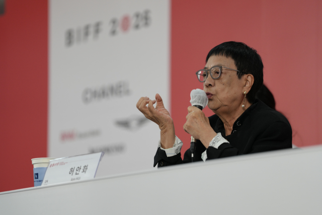 허안화 감독이 7일 낮 12시 부산 해운대구 영화의전당 비프힐에서 열린 기자회견에서 인터뷰에 응하고 있다. 김동영·최범준 인턴기자