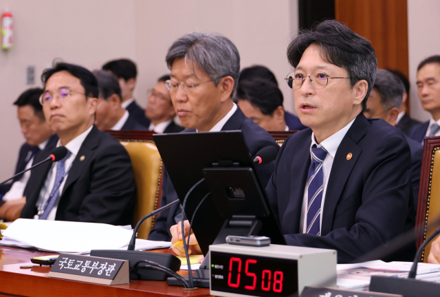 홍지선 국토교통부 장관이 7일 국회 국토교통위원회에서 열린 국토교통부 등에 대한 국정감사에서 의원 질의에 답하고 있다. 연합뉴스