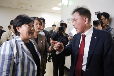 한 발도 안 물러선 조희대에 與 “자진 사퇴” 뒤끝 공세
