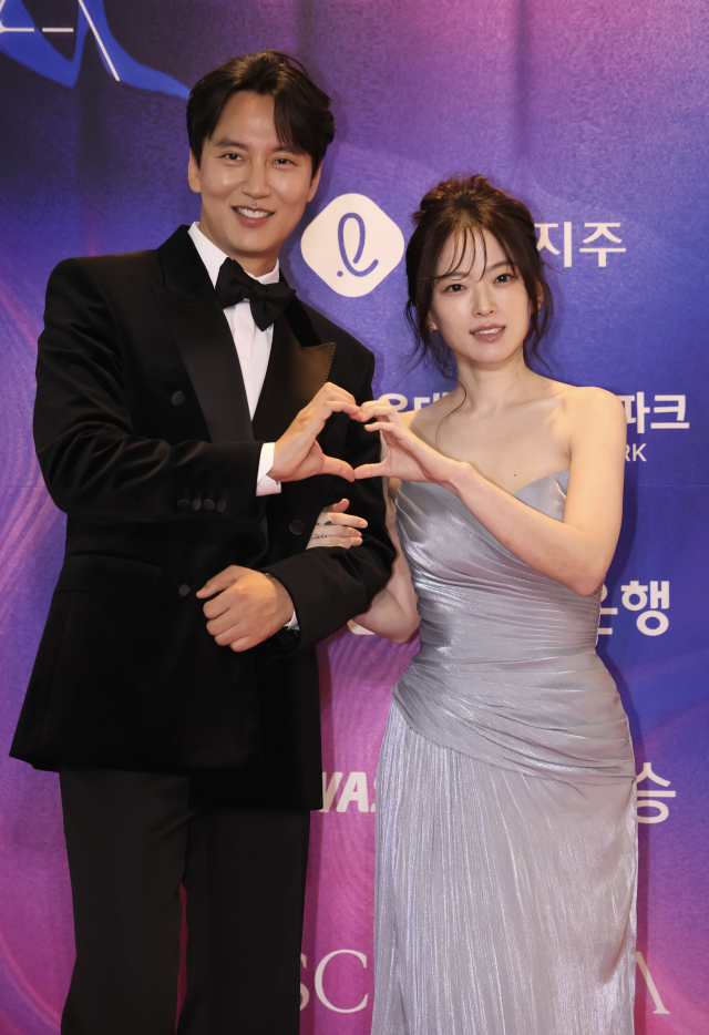 2026 부일영화상이 7일 부산 해운대구 시그니엘 부산 그랜드볼룸에서 열렸다. 김남길, 천우희 배우가 포토월에서 포즈를 취하고 있다. 이원준 기자 lwj@