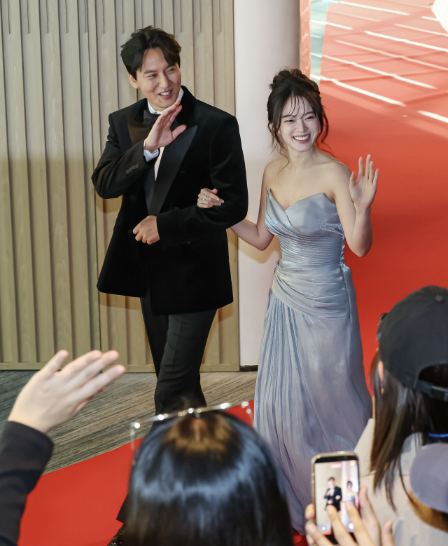 2026 부일영화상이 7일 부산 해운대구 시그니엘 부산 그랜드볼룸에서 열렸다. 김남길, 천우희가 레드카펫으로 입장하며 포즈를 취하고 있다. 김종진 기자 kjj1761@