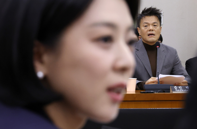7일 국회 문화체육관광위원회에서 열린 문화체육관광부에 대한 국정감사에서 증인으로 출석한 박진영 대중문화교류위원회 공동위원장이 국민의힘 배현진 의원으로부터 패노메논 기획 관련 질의를 받고 있다. 연합뉴스