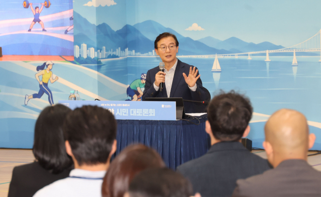7일 부산시 체육회관에서 열린 부산 체육분야 시민 대토론회에서 전재수 부산시장이 사직야구장 재건축, 북항 돔 아레나 추진에 대한 입장을 밝히고 있다. 이재찬 기자 chan@