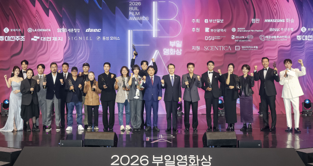 7일 부산 해운대구 시그니엘 부산 그랜드볼룸에서 2026 부일영화상 시상식이 열렸다. 영화상 수상자와 관계자들이 기념촬영을 하고 있다. 김종진 기자 kjj1761@