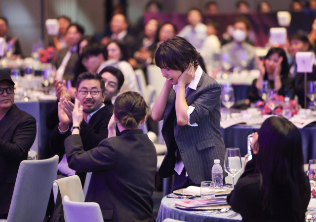 2026 부일영화상 시상식이 7일 부산 해운대구 시그니엘 부산 그랜드볼룸에서 열렸다. 여우주연상을 수상한 서수빈 배우가 동료 영화인들의 축하를 받으며 무대로 오르고 있다. 이원준 기자 lwj@