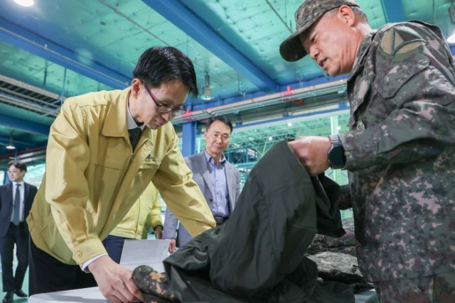 백승보 조달청장이 7일 육군종합보급창을 방문해 피복류 등 군수품 품질을 점검하고 있다. 조달청 제공