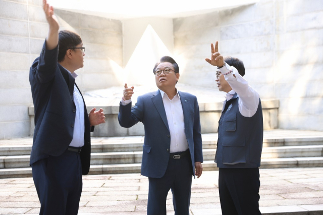 한국해양진흥공사가 순직 선원 위령탑의 노후 시설을 정비하고 추모객의 이용 편의를 높이는 등 순직 선원에 대한 예우 강화에 나섰다. 안병길(가운데) 해진공 사장이 위령탑을 둘러보고 있다. 해진공 제공