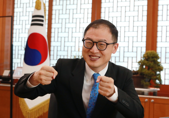 취임 100일을 앞둔 지난 7일 김상욱 울산시장이 <부산일보>와의 인터뷰에서 두 주먹을 불끈 쥐며 울산의 미래 비전을 향한 포부를 밝히고 있다. 울산시 제공