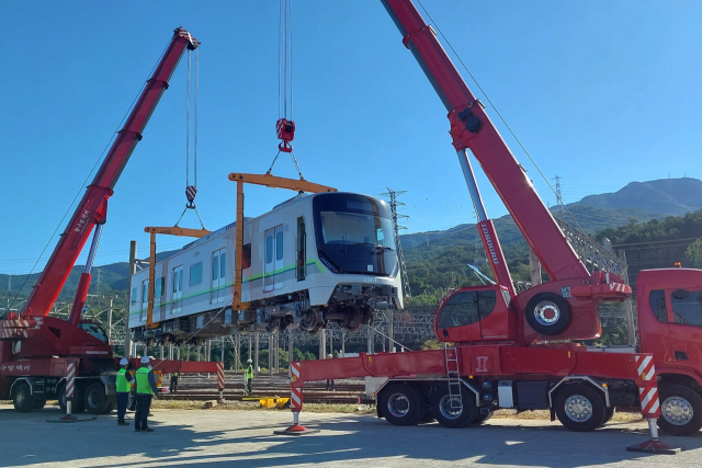 8일 오전 경남 양산시 호포차량기지에 반입된 도시철도 2호선 새 전동차가 크레인으로 옮겨지고 있다. 부산교통공사 제공