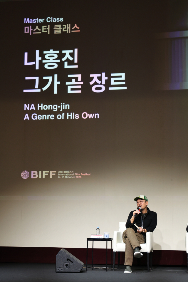 8일 오전 11시 부산 해운대구 신세계백화점 센텀시티점에서 나홍진 감독의 마스터클래스가 열렸다. 사진은 무대에 오른 나홍진 감독이 영화 제작에 대한 자신의 생각을 말하는 모습. 김동영 인턴기자