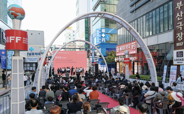 지난 8일 부산 남포동 비프광장 야외무대에서 열린 ‘제10회 051영화제 시상식&시사회’에서 입상작에 대한 시상이 진행되고 있다. 김종진 기자 kjj1761@
