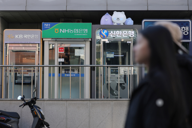 서울 시내에 주요 은행들의 현금인출기(ATM)가 설치돼 있다. 연합뉴스
