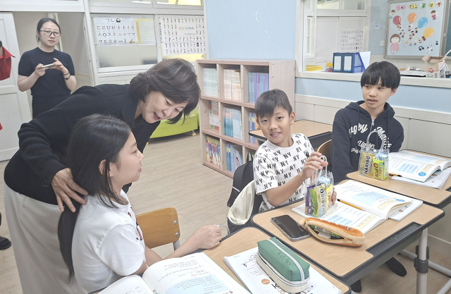 인제대학교 다이음센터는 지난 7일 김해 진영읍과 진례면 초등학교 4곳과 이주배경 학생 지원을 위한 업무협약을 맺었다. 사진은 이주배경 학생들이 한국어교육 수업을 듣고 있는 모습. 인제대 제공