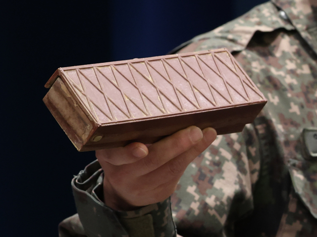 양진혁 합동참모본부 작전부장이 지난 5일 서울 용산구 국방부에서 열린 비무장지대(DMZ) 지뢰 폭발 관련 합동 현장조사 TF 최종 조사 결과 발표 브리핑에서 이전에 수거했던 수지 반보병지뢰를 들어보이고 있다. 연합뉴스