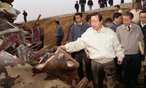 부산 구포역 열차 사고 이틀 뒤인 1993년 3월 30일 김영삼 대통령이 사고 현장을 직접 방문해 시찰하고 있다. 한국정책방송원 제공