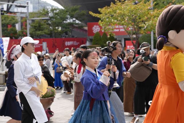 10일 오후 부산 해운대구 영화의전당 일대에서 넷플릭스 10주년을 기념하는 풍악대 공연과 특별공간이 마련됐다. 최범준 인턴기자