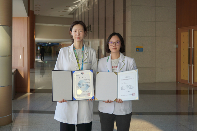 양산부산대병원 약제부 김현수(오른쪽)약사와 송혜민 약사. 양산부산대병원 제공