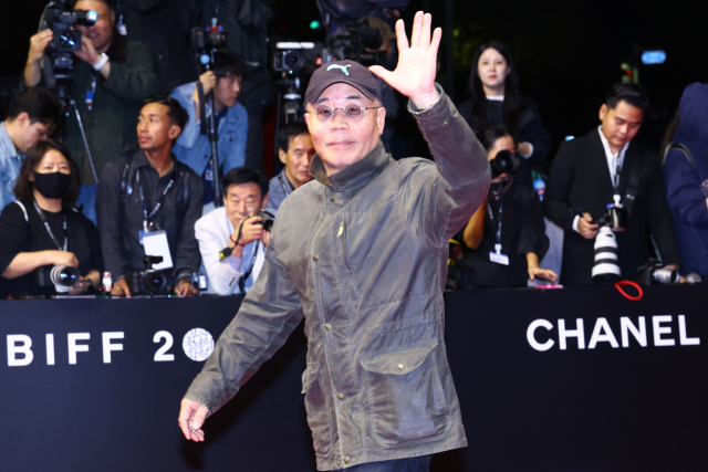 이명세 감독이 6일 오후 부산 해운대구 영화의 전당에서 열린 제31회 부산국제영화제(BIFF) 개막식 레드카펫 행사에 참석하고 있다. 연합뉴스