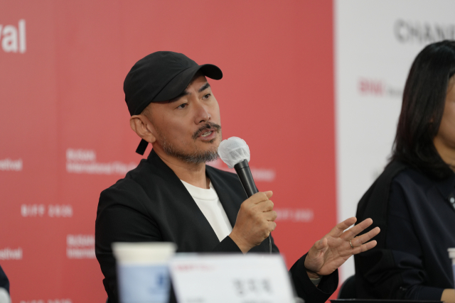 9일 부산 해운대구 영화의 전당에서 열린 영화 '긴긴밤' 기자회견에서 염규복 감독이 답변하고 있다. 최범준 인턴기자