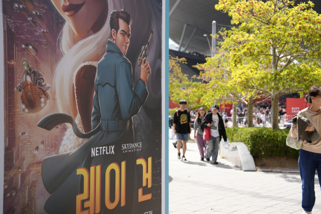 BIFF 영화의전당 일대에 전시돼 있는 넷플릭스 작품 '레이건' 포스터. 최범준 인턴기자
