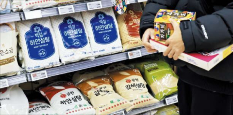서울의 한 대형 마트의 설탕 매대 앞을 한 소비자가 지나가고 있다. 연합뉴스