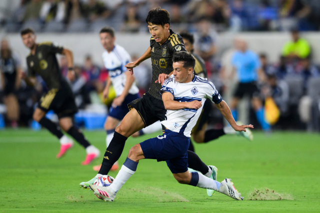 손흥민(LAFC)이 11일(한국 시간) 밴쿠버 화이트캡스와의 MLS 홈 경기에서 볼 경합을 벌이고 있다. AP연합뉴스