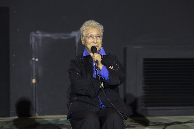 지난 10일 오후 부산 롯데시네마 센텀시티 5관에서 제31회 부산국제영화제 와이드 앵글 다큐멘터리 쇼케이스 초청작 '김윤신은 미술관에 없다' 상영 후 열린 관객과의 대화(GV) 모습. 오운 제공