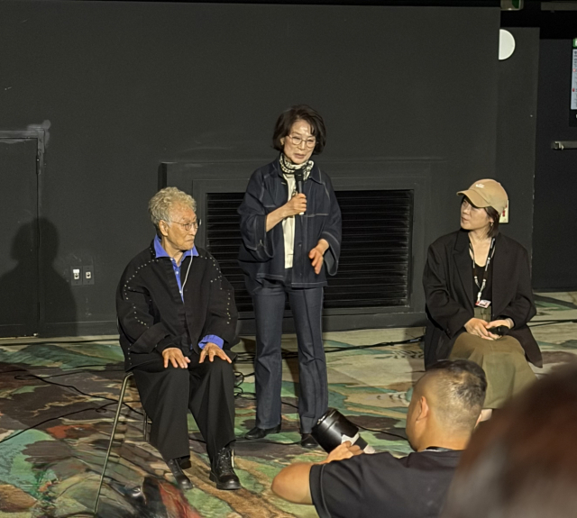 지난 10일 오후 부산 롯데시네마 센텀시티 5관에서 열린 관객과의 대화(GV) 중 김란(가운데) 씨가 관객 질문에 답하기 위해 무대로 나와 이야기하고 있다. 김란 씨가 