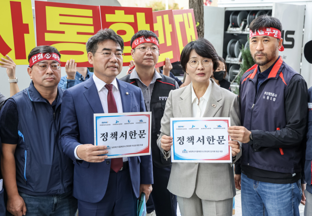 부산·인천경실련 및 부산·인천·울산·여수광양 항만공사 노조원들이 국회 해양수산부 국정감사가 열린 지난 12일 부산 동구 해수부 별관 앞에서 4대 항만공사 통폐합 철회 및 국정감사 검증을 촉구하는 기자회견을 하고 있다. 이성권, 임미애 국회의원이 정책서한문을 받고 있다. 이원준 기자 lwj@