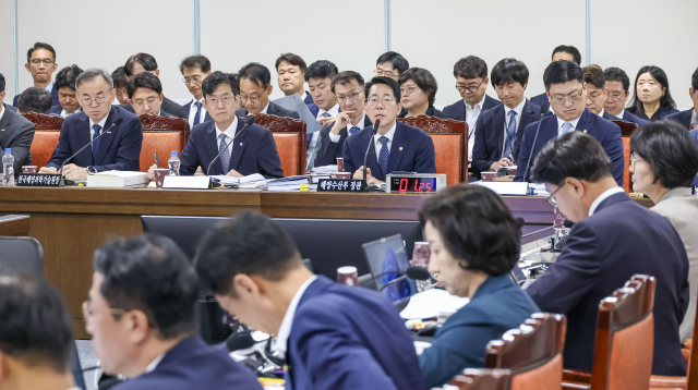황종우 해양수산부 장관이 12일 부산 동구 해양수산부 별관에서 열린 농림축산식품해양수산위원회의 해양수산부, 한국수산자원공단, 한국해양수산연수원, 한국해양진흥공사 등에 대한 국정감사에서 의원 질의에 답변하고 있다. 김종진 기자 kjj1761@