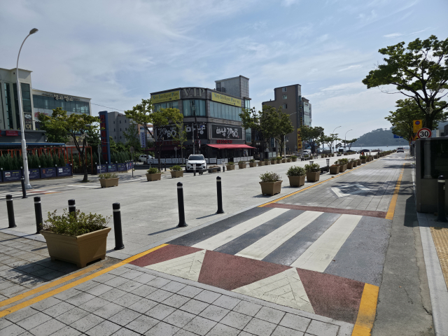 울산 동구 일산해수욕장 입구에 ‘일산해변 풍류문화놀이터’ 1단계 사업으로 조성된 광장 일원. 1단계 공사는 마쳤지만 재정난에 따른 구비 미확보로 후속 사업 추진에 차질이 우려된다. 오상민 기자