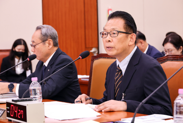 한상준 영화진흥위원회 위원장이 12일 국회에서 열린 문화체육관광위원회 국정감사에서 위원 질의에 답하고 있다. 연합뉴스