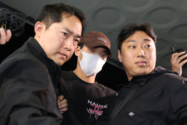 이혼소송 중 장모 살해 및 아내를 납치한 20대 중반 남성 A씨가 11일 서울 송파경찰서로 송치되고 있다. 가정폭력과 이혼소송으로 별거중이던 A씨는 아내의 은신처를 찾아가 장모를 흉기로 살해하고 아내를 납치했다가 7시간 만에 강원도 양양군에서 경찰에 붙잡혔다. 연합뉴스