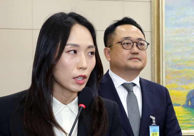 주성원 쿠팡 총괄부사장(왼쪽)이 12일 국회에서 열린 정무위원회 국정감사에서 위원 질의에 답하고 있다. 오른쪽은 김용석 우아한형제들 부사장. 연합뉴스