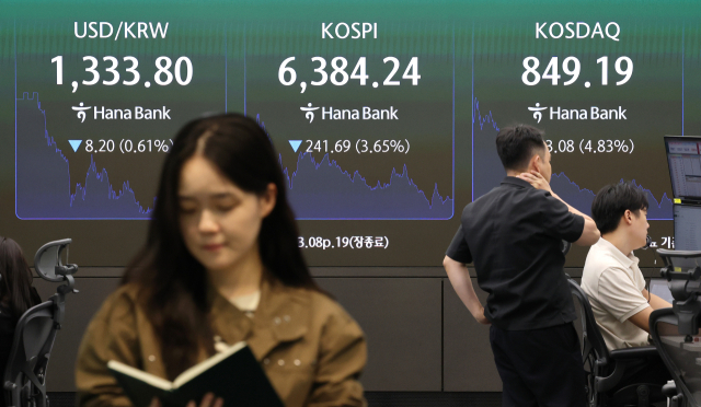 12일 서울 중구 하나은행 본점 딜링룸 현황판에 코스피 등이 표시되고 있다. 연합뉴스