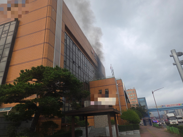 13일 오전 경남 창원시 마산회원구 구암동 한국전력공사 건물에서 불이 나 연기가 밖으로 분출되고 있다. 창원소방본부 제공